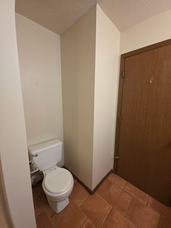 Building Photo - 1022 N Parker Rd