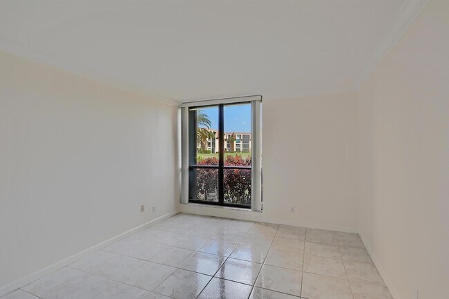 Building Photo - 5390 Woodland Lakes Dr