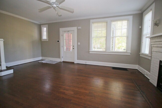 Building Photo - Pre-leasing for 2026-2027 Charming 3 Bed /...