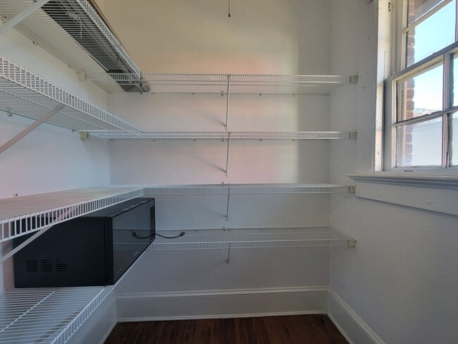 Building Photo - 10ft Ceilings - Chandeliers - Linen Gold S...