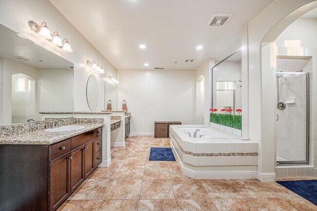 Building Photo - Spacious Home on Oversized Lot with Pool and Solar!