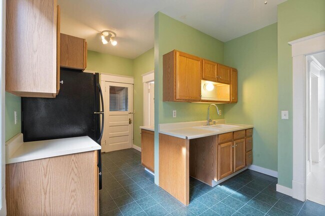 Building Photo - Spacious, light-filled 3-bdrm/2-bath vinta...