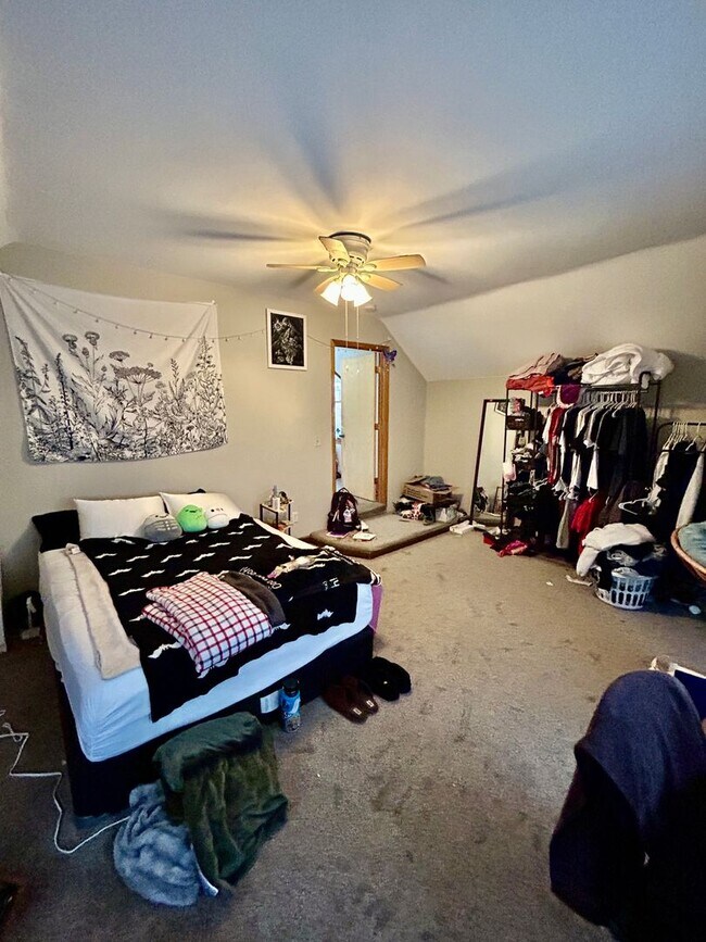 Building Photo - AVAILABLE JUNE- Gorgeous 4 Bed, 1 Bathroom Hillside Home!