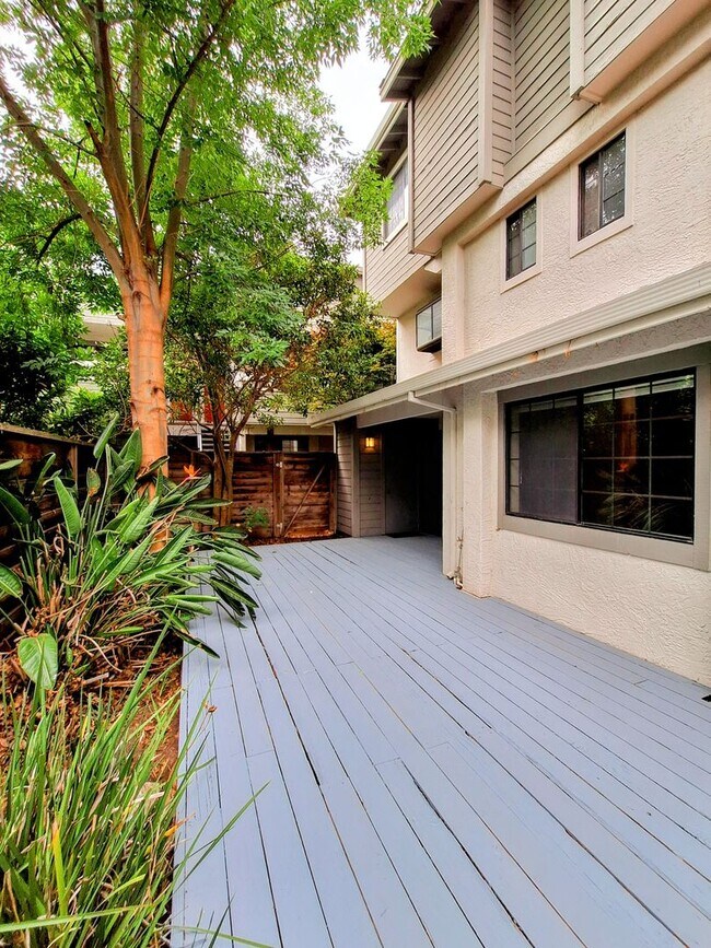 Building Photo - Refurbished Condo on 1st Floor With Laundry, Patio, Garage; Next to Pool!