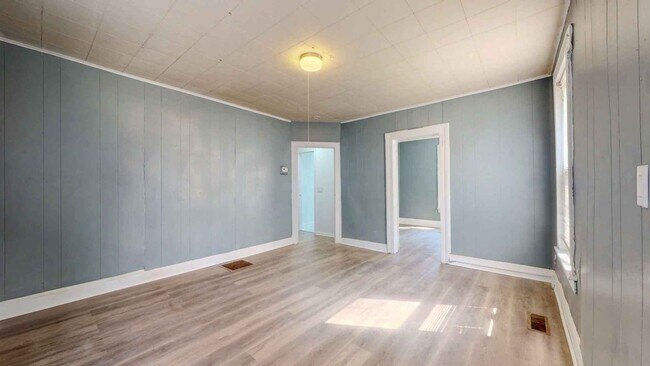 Building Photo - Newly Renovated 2 Bedroom Apartment - Heat...