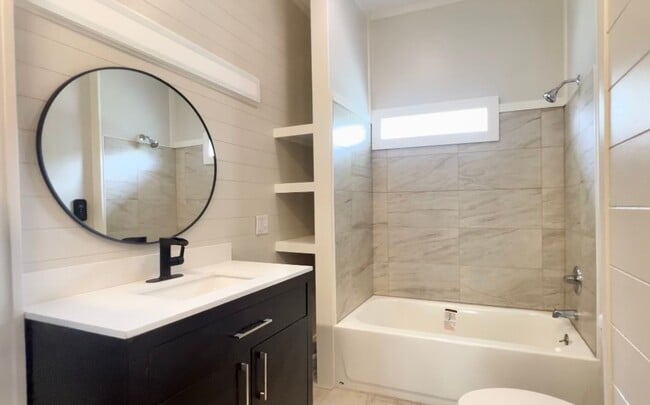 Building Photo - RENTAL AVAILABLE- 3 BED 3 BATH CLOSE TO CAMPUS