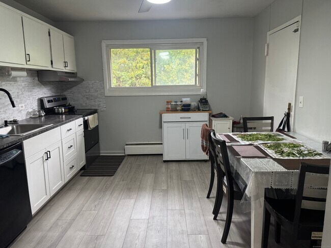 Building Photo - 44 Racebrook Dr