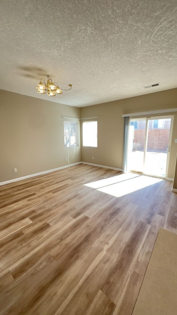 Building Photo - Beautiful 4 Bedroom 2.5 Bath home in the Vista Del Norte Subdivision