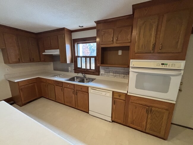 Building Photo - 800 Lennie Ln