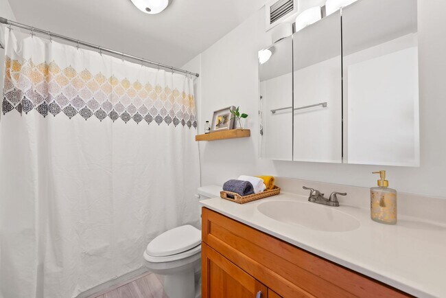 Building Photo - Kakaako Royal Court 2 Bedroom 2 Bathroom 1...