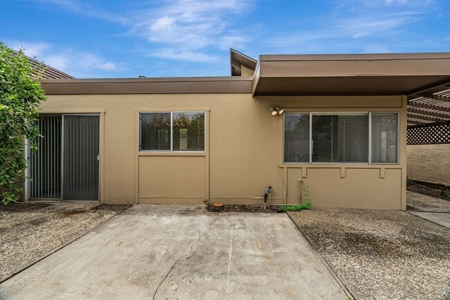 Building Photo - 2 Bedroom, 2 Bath Home with Bonus Room