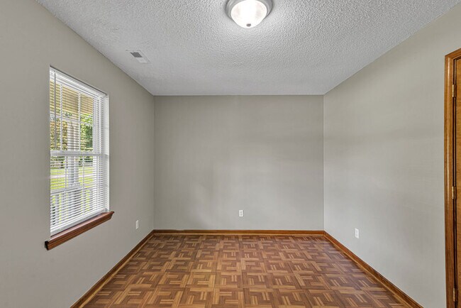 Building Photo - 304 Gaston Ct
