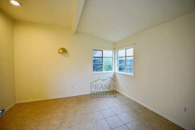 Building Photo - 740 Bradley Ave