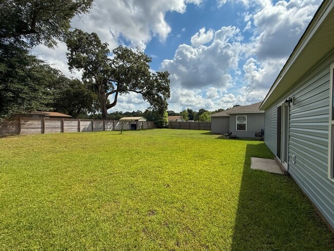 Building Photo - 3 Bedroom 2 Bath Home Located off 9 Mile R...