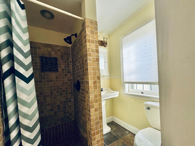 Building Photo - 671 Prospect St