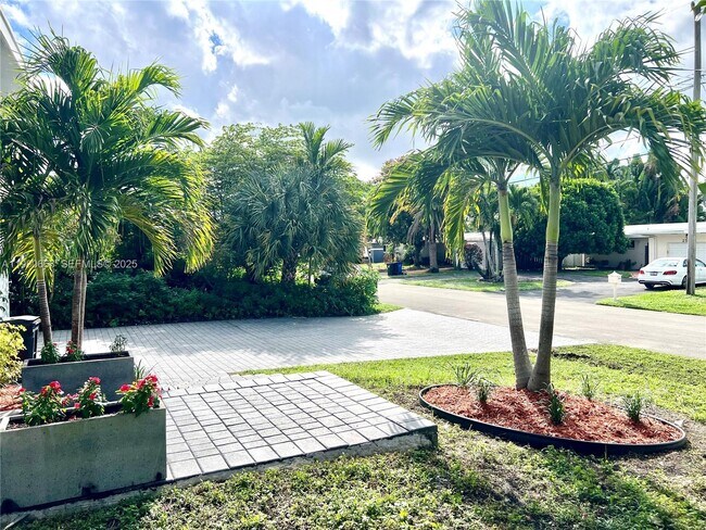 Building Photo - 2536 Flamingo Ln