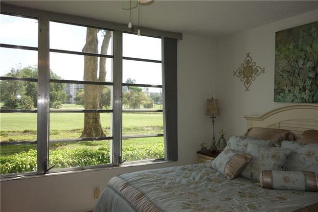 Building Photo - 2901 S Palm Aire Dr