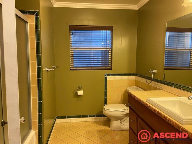 Building Photo - Unique Home Located in East Bakersfield!