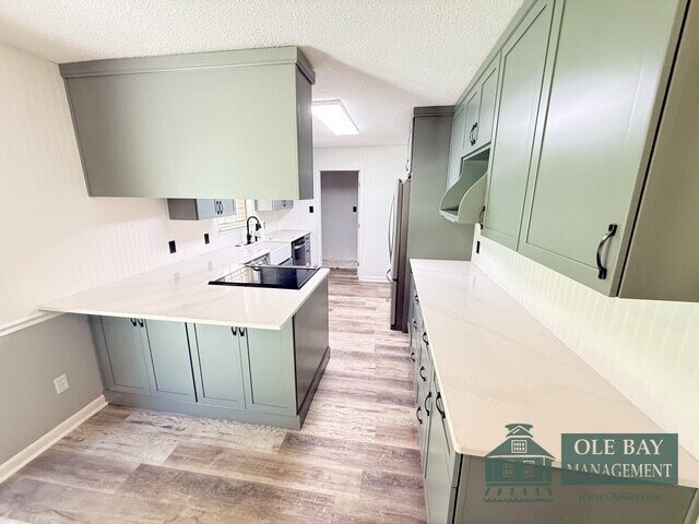 Building Photo - Granite counter tops, stainless steel appliances, luxury primary suite, and a large, fenced yard....