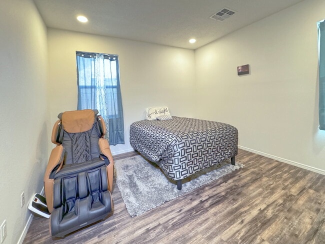 Building Photo - Almost new home in Mountain Hawk area of Northern Rio Rancho.