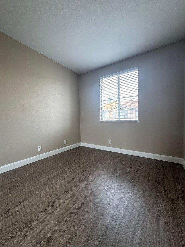 Building Photo - 3 Bed 2.5 Bath Townhome in Orange