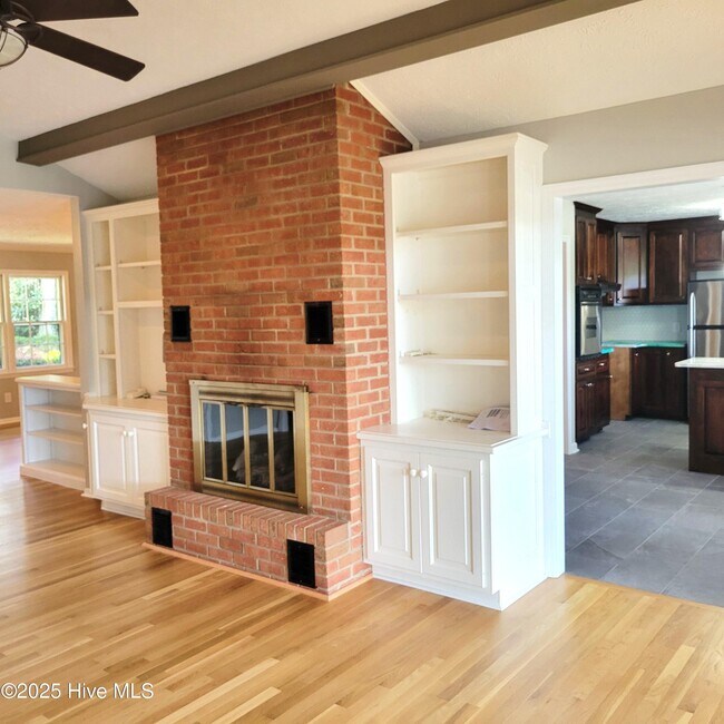 Building Photo - 62 Pine Ridge Dr