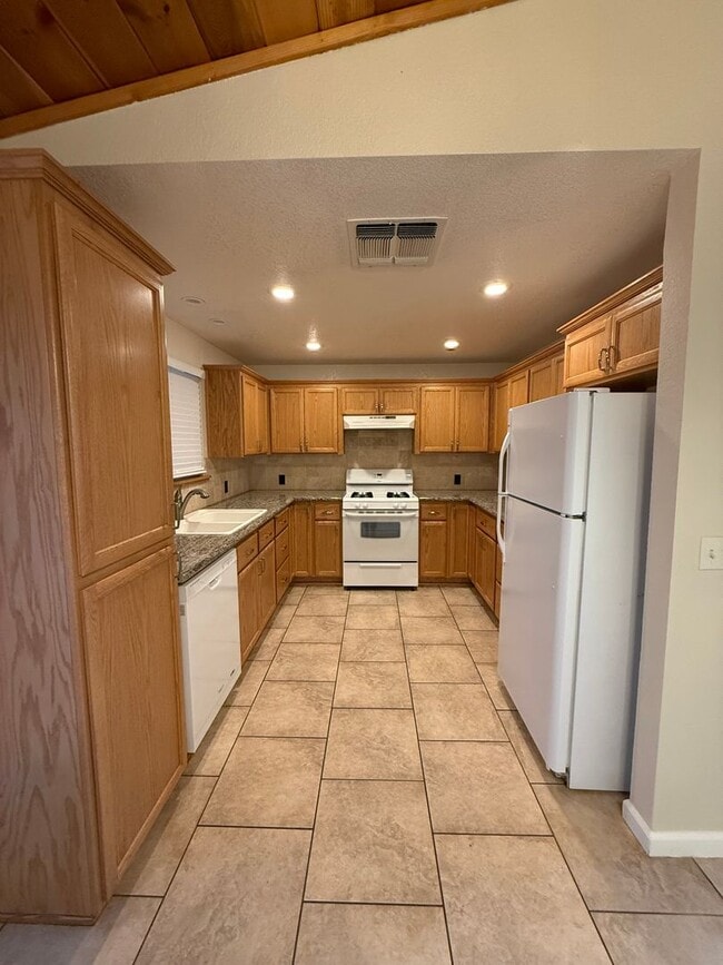 Building Photo - Cute House in East Redding!