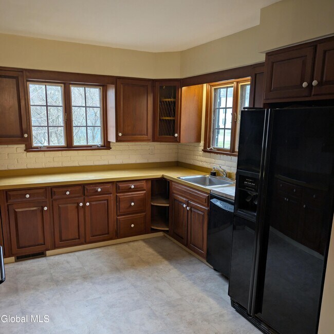 Building Photo - 1556 Dean St