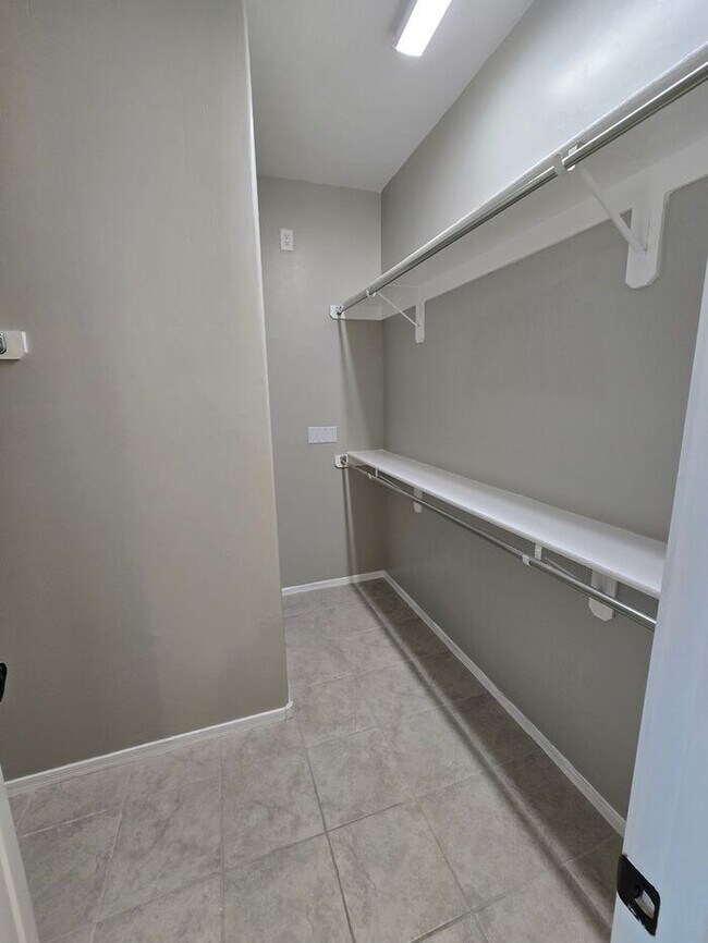 Building Photo - MOVE IN SPECIAL!! 3 Bedroom/ 2 Bath Red Rock Oasis