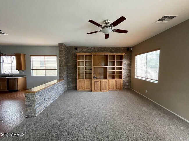Building Photo - 4940 E Runaway Bay Dr