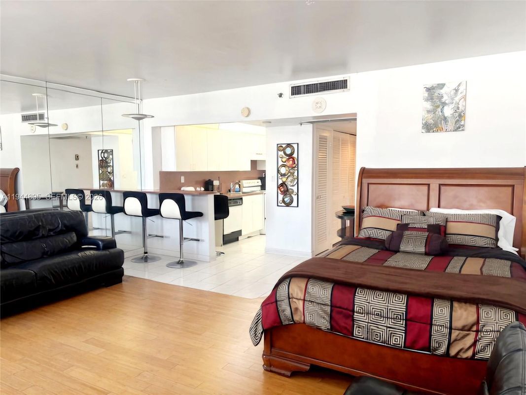 Building Photo - 100 Lincoln Rd