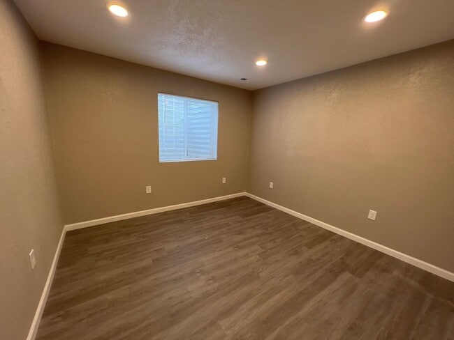 Building Photo - 3 Bed 1 Bath in Denver's Elyria Swansea Neighborhood!