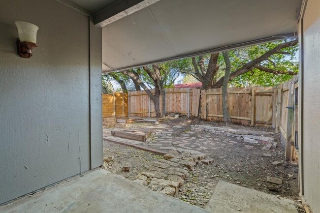 Building Photo - 6901 Woodhue Dr