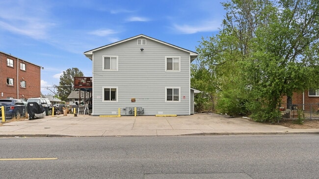 Building Photo - $1,395.95 2-bed, 1-bath, located in Denver with a washer and dryer.