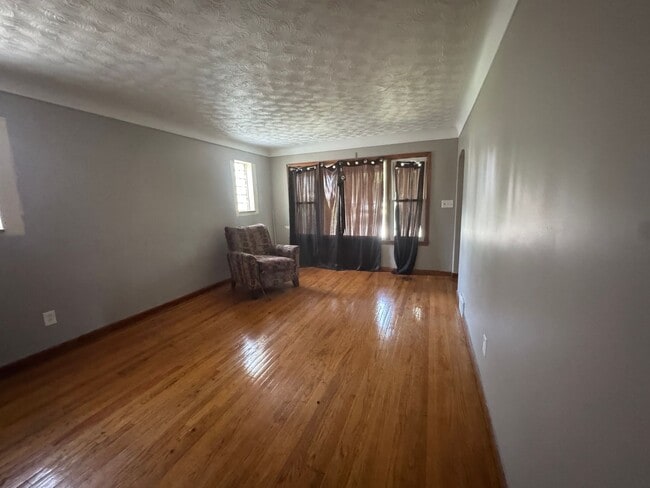Building Photo - Lovely renovated 3 bedroom house