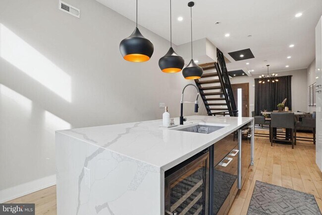 Building Photo - 1514 S Bambrey St