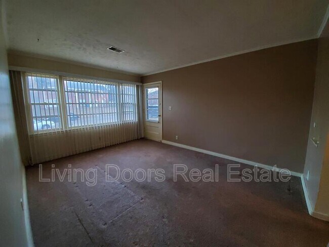 Building Photo - 323 S 47th St