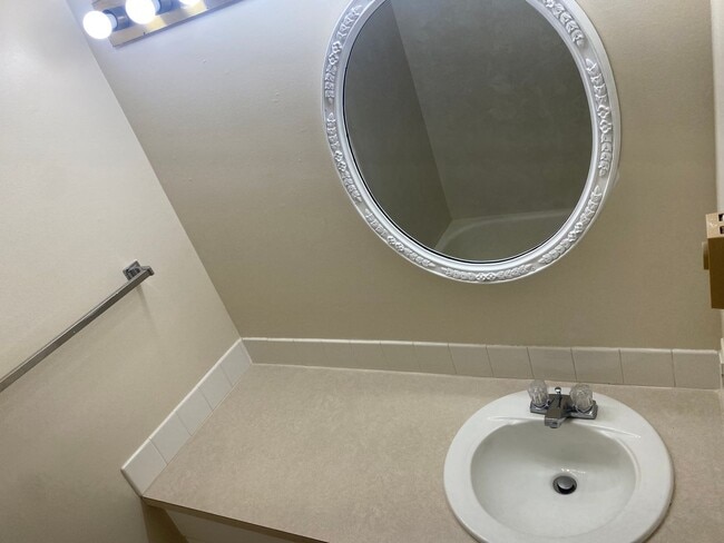 Building Photo - 3 bedroom 1.5 Bath Tandem Home!