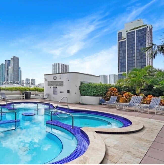 Building Photo - 1717 N Bayshore Dr