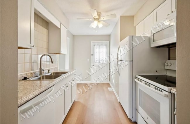 Building Photo - Adorable 3 Bed 2 Bath Duplex in Olathe-coming SOON!!