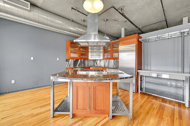 Building Photo - $2,595.00, 1 bed, 1.5. bath located in Denver
