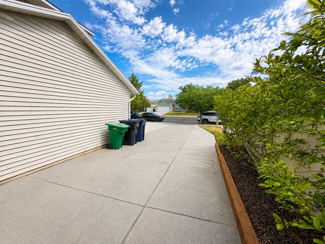 Building Photo - Spacious 5-Bedroom Sandy Home with Large Fenced Yard