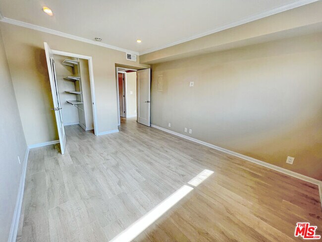 Building Photo - 1250 Kings Rd