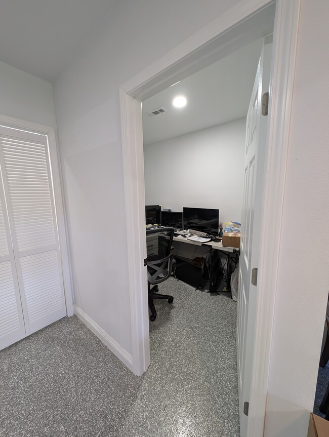 Building Photo - 42 Almond Tree Ln