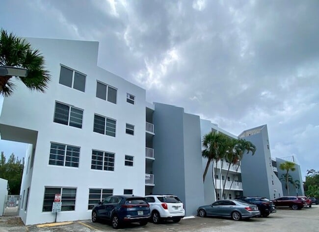 Building Photo - Great Condo in Pompano Beach Just West of ...