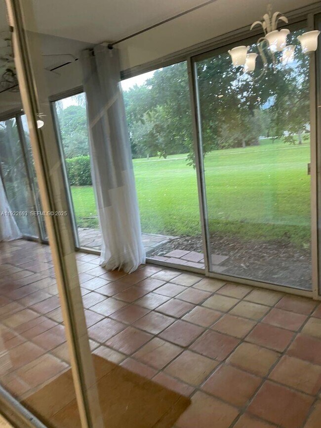 Building Photo - 3141 N Palm Aire Dr