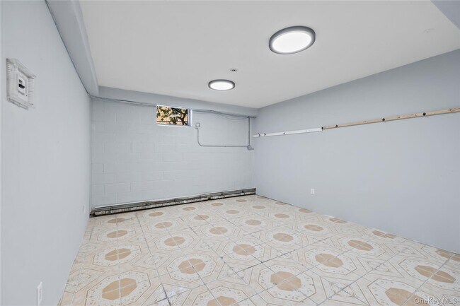 Building Photo - 996 Haverstraw Rd