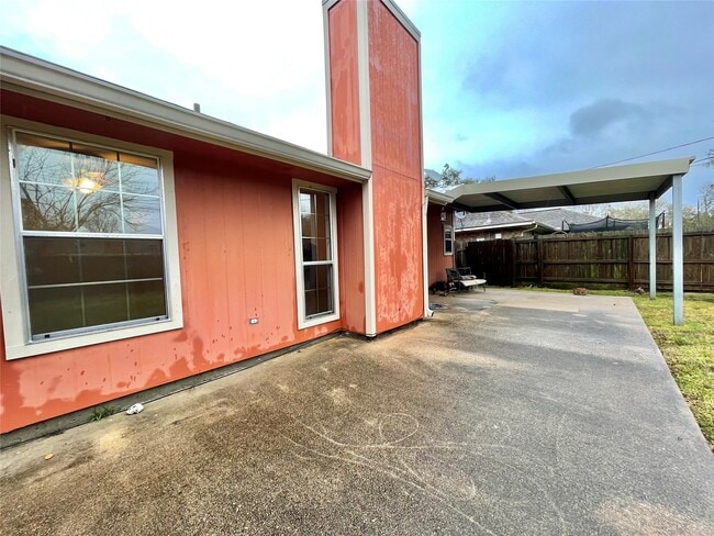 Building Photo - 704 Manor Dr