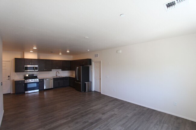 Building Photo - 1650 E Ponderosa Pkwy