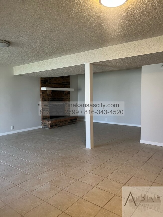 Building Photo - Spacious Parkville Ranch